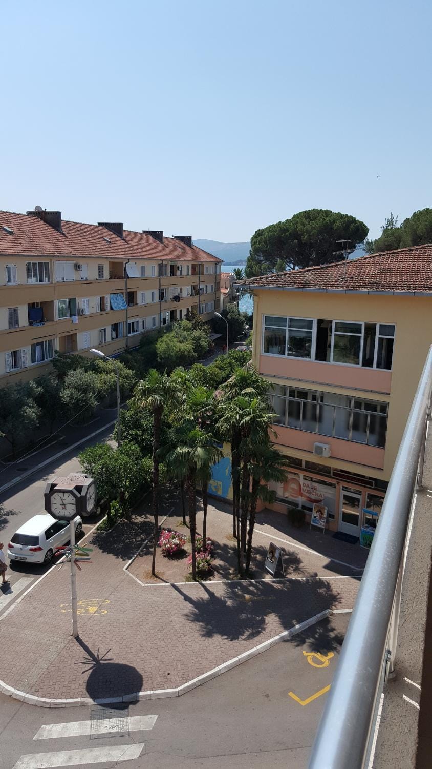 Neighbourhood, Street view