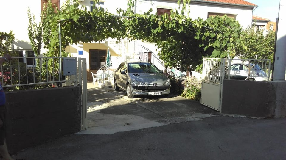 Facade/entrance, Neighbourhood, Street view, Parking