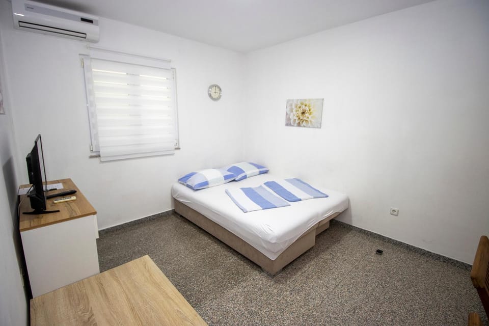 Bed, Photo of the whole room, air conditioner