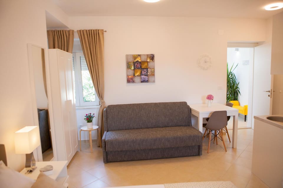 Day, Seating area