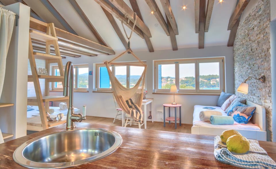 Kitchen or kitchenette, Dining area, Bedroom