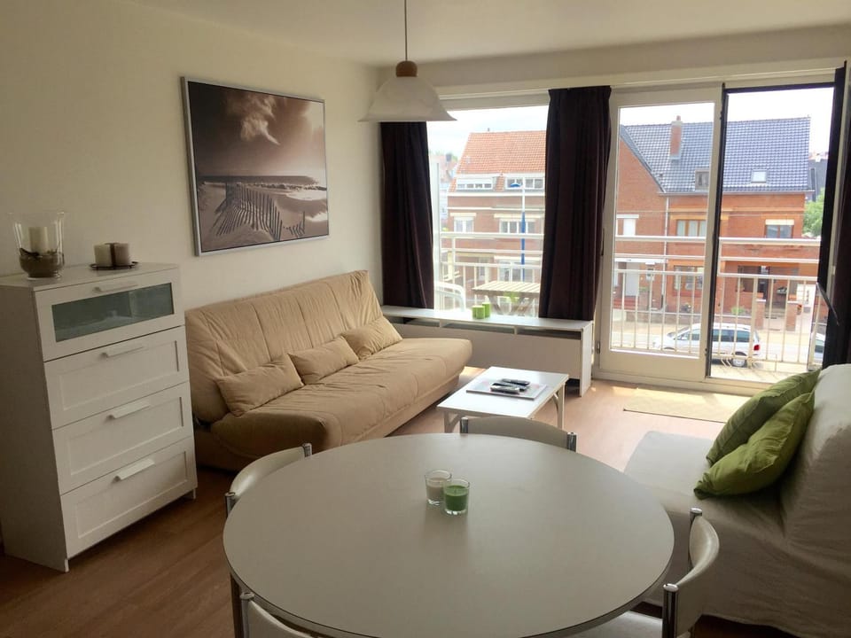 Day, Summer, Living room, Seating area, Dining area, Bedroom, On site