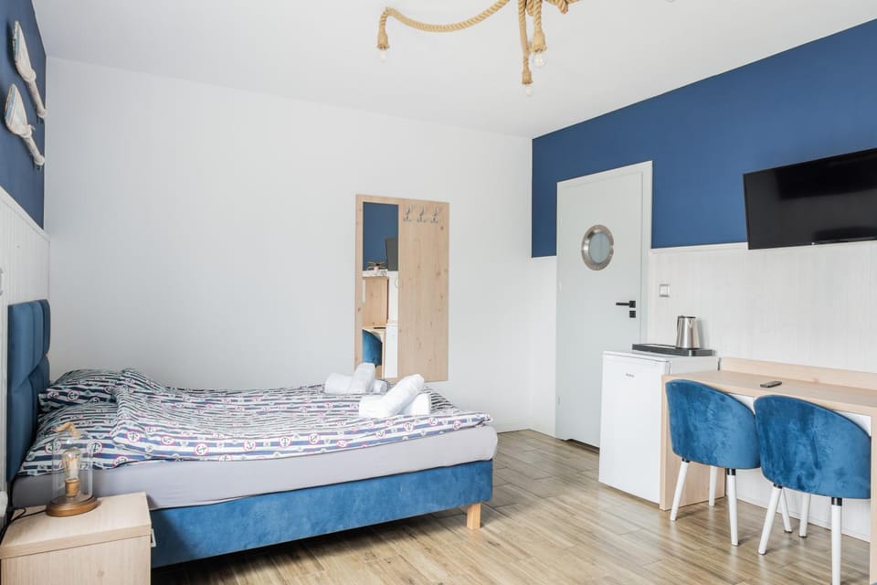 Bed, TV and multimedia, Photo of the whole room, Bedroom, towels