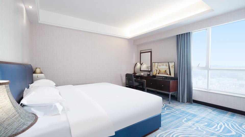 Bed, Natural landscape, TV and multimedia, Photo of the whole room, Bedroom