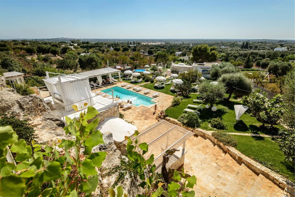 Property building, Day, Natural landscape, Bird's eye view, Pool view, Swimming pool, sunbed