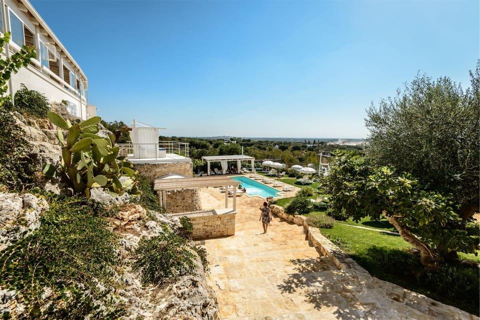 Property building, Patio, Day, Natural landscape, Garden, Garden view, Pool view, Swimming pool, sunbed