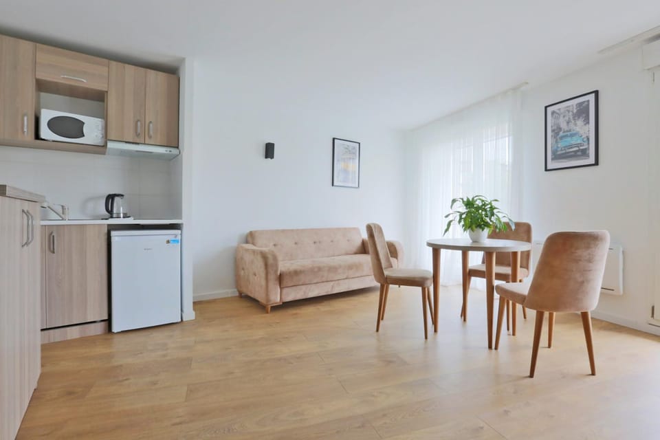 Kitchen or kitchenette, Living room, Seating area, Dining area, minibar, stove