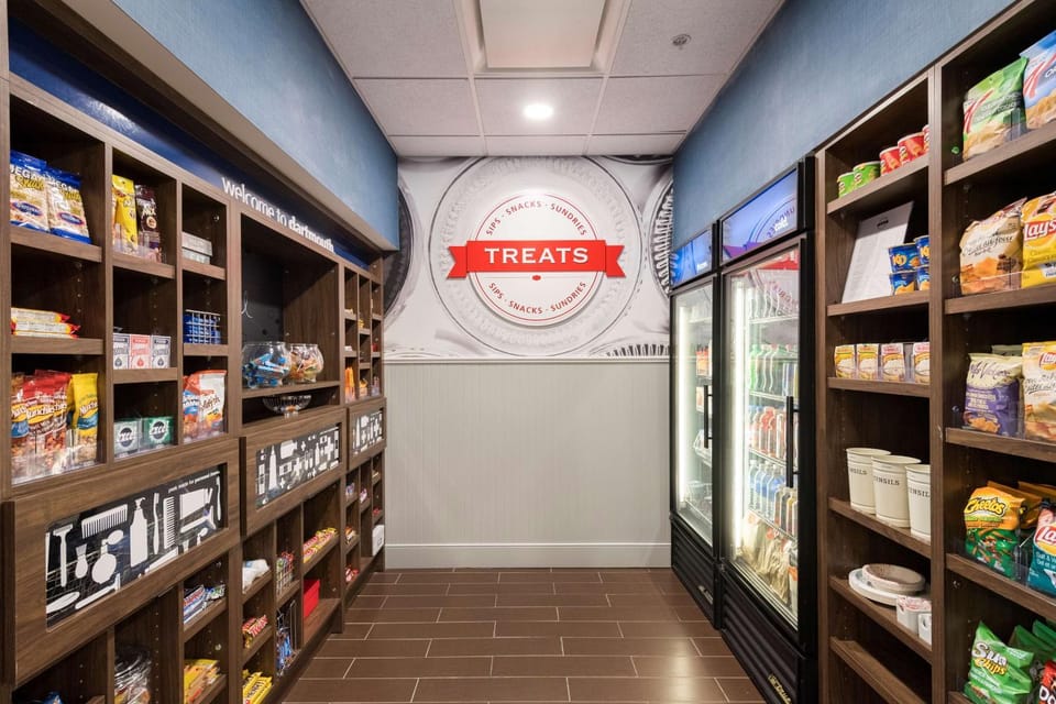 Restaurant/places to eat, On-site shops, Food and drinks, Food, Shopping Area, Non alcoholic drinks
