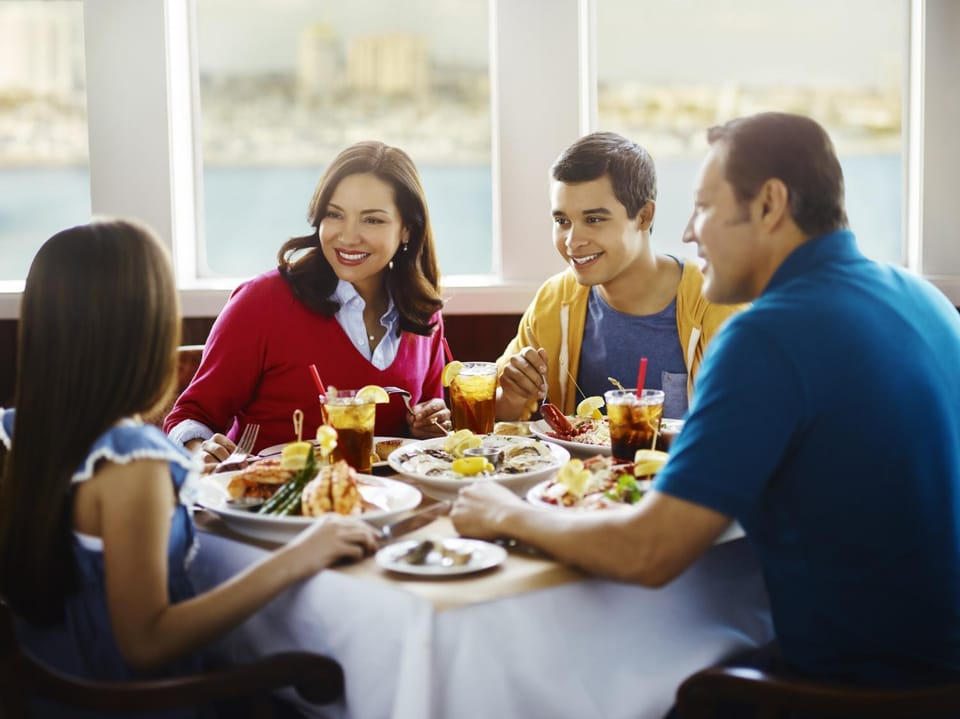 Restaurant/places to eat, People, Food and drinks, Dining area, Food, Lunch, Dinner, group of guests, Family