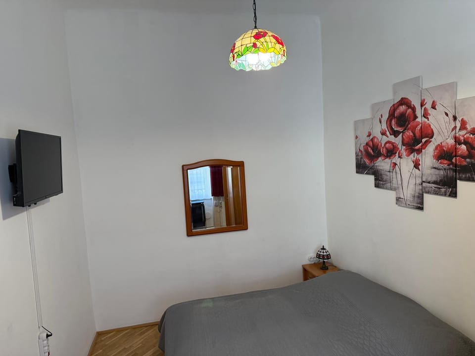 Bed, TV and multimedia, Bedroom