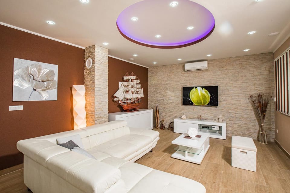 TV and multimedia, Living room, Seating area, air conditioner