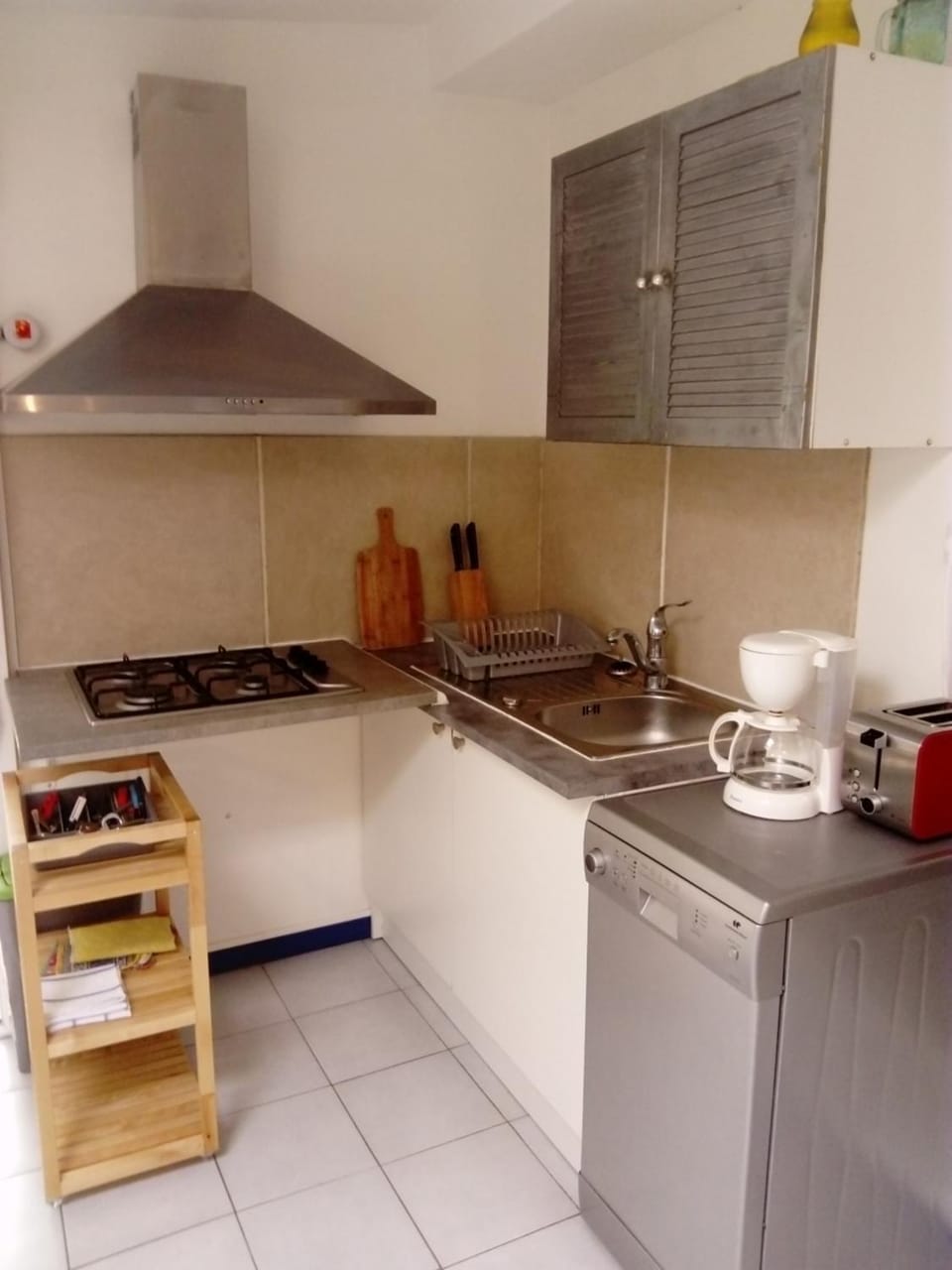 Coffee/tea facilities, Kitchen or kitchenette, dishwasher, stove