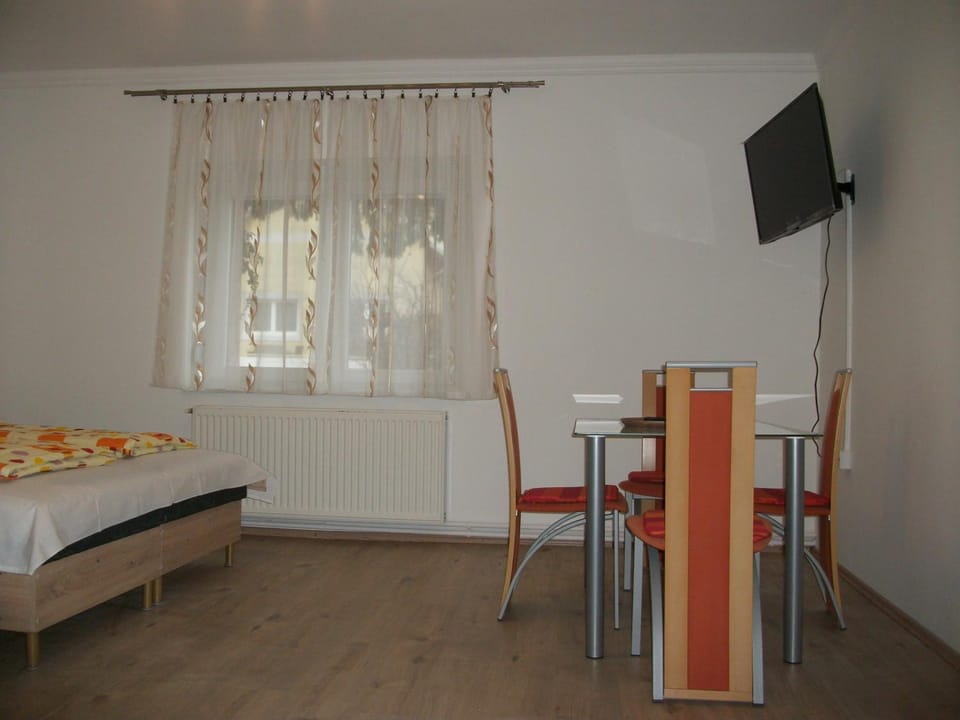 Photo of the whole room, Family
