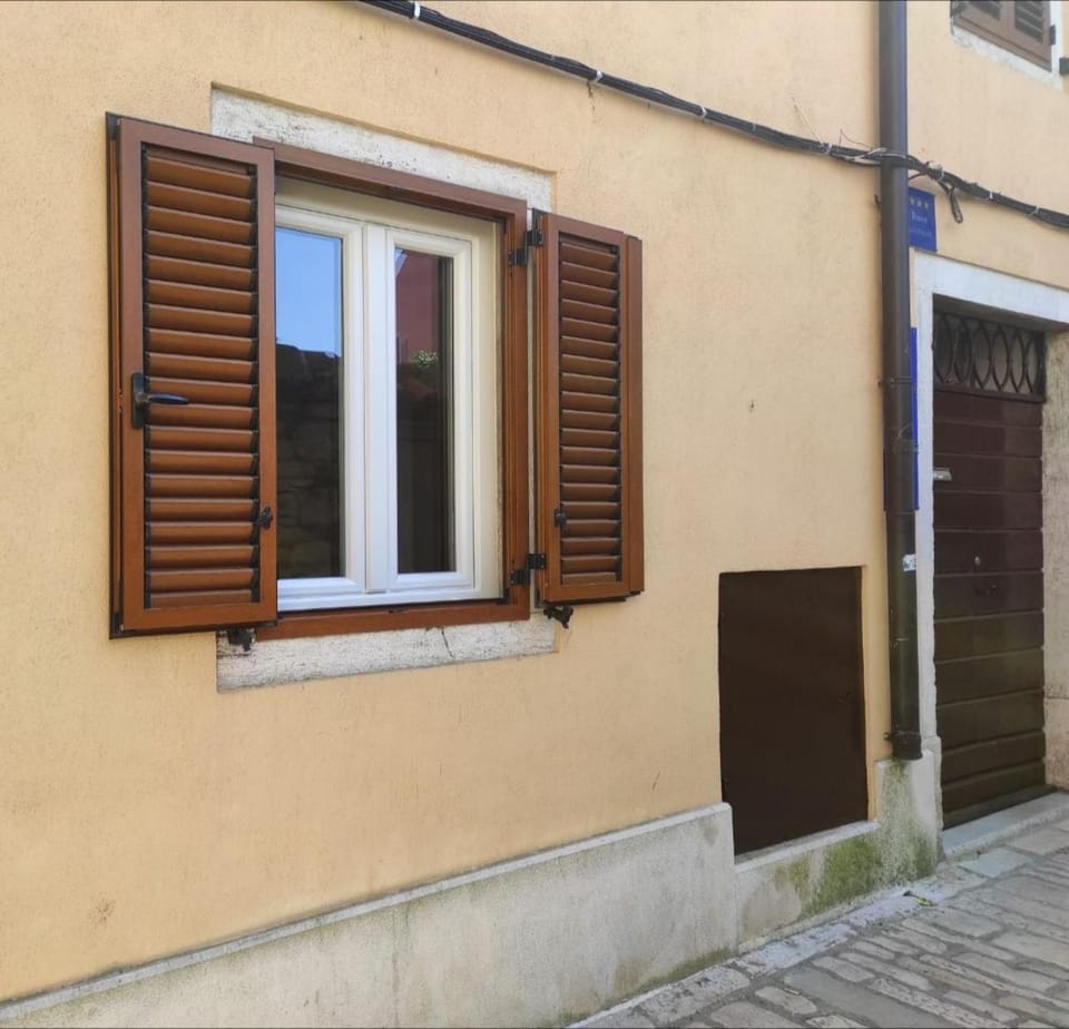 Property building, Facade/entrance, Day