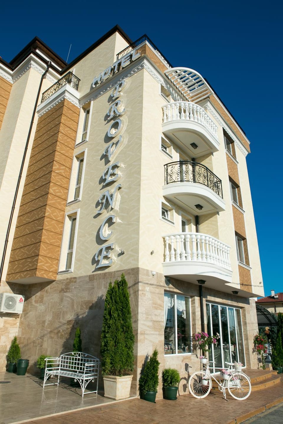 Facade/entrance