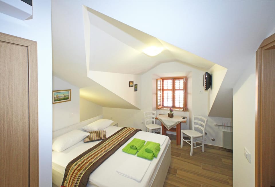 TV and multimedia, Photo of the whole room, Seating area, Bedroom