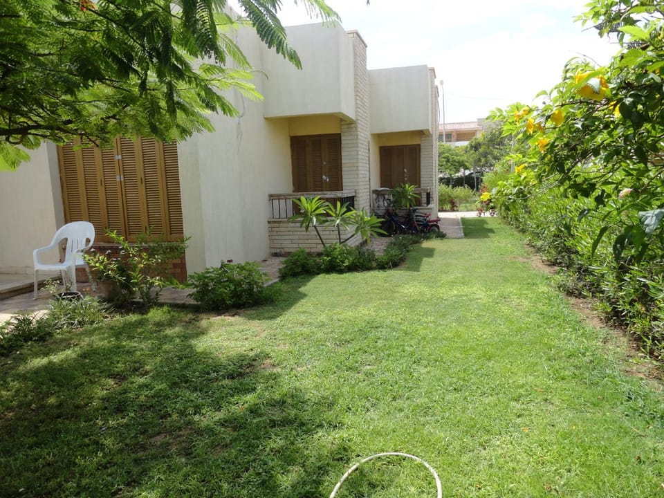 Property building, Facade/entrance, Garden, Balcony/Terrace