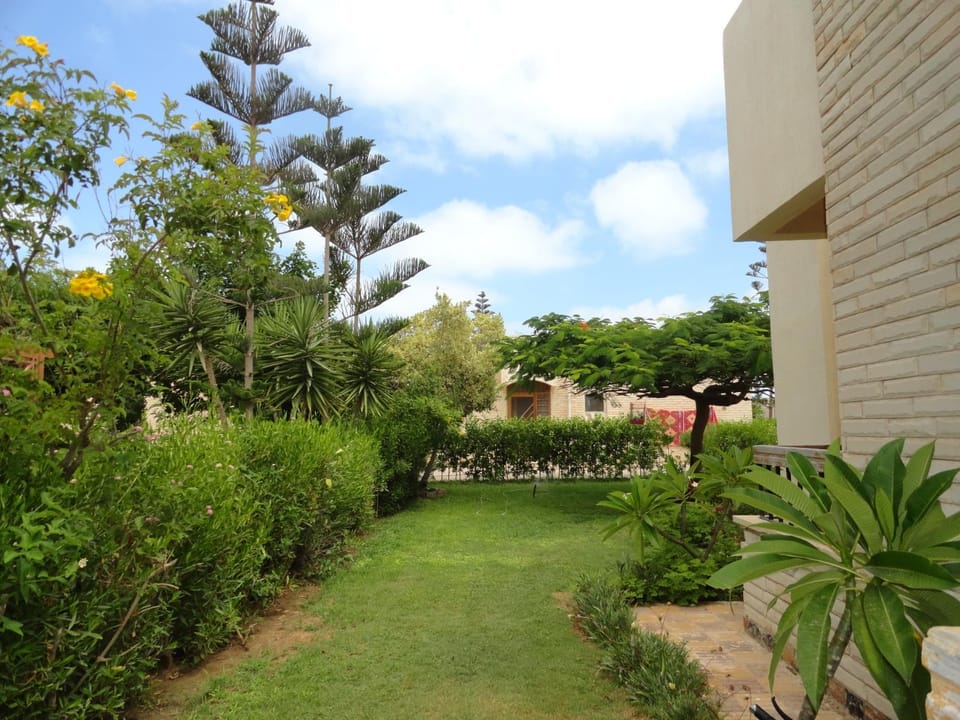 Property building, Facade/entrance, Garden, Balcony/Terrace