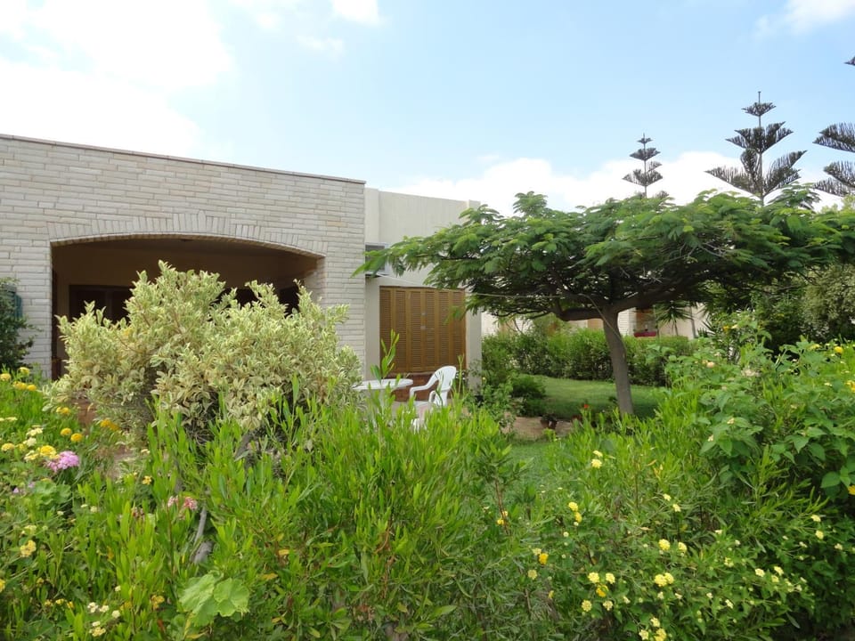 Property building, Facade/entrance, Garden