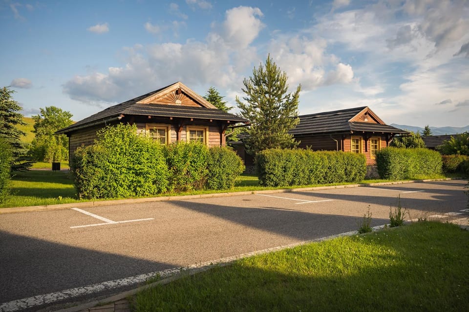 Property building, Garden, Mountain view, Street view