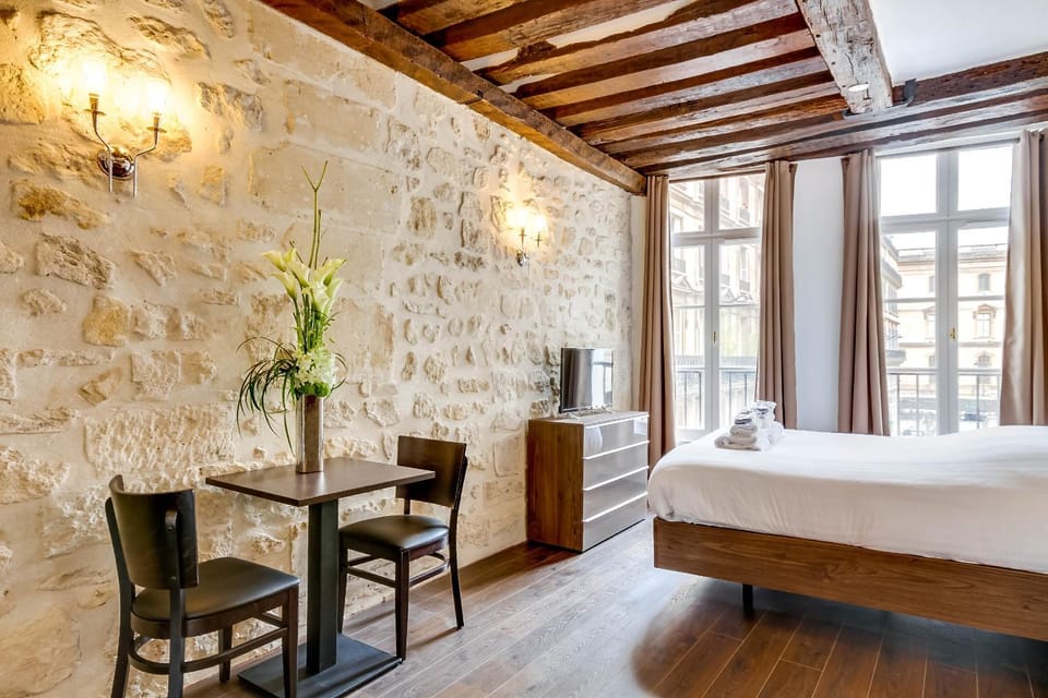 Bed, Photo of the whole room, Seating area, Dining area