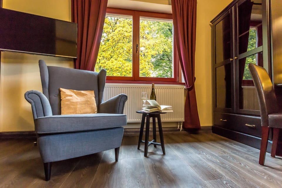 Nearby landmark, Bed, View (from property/room), Photo of the whole room, Decorative detail, Garden view, Landmark view