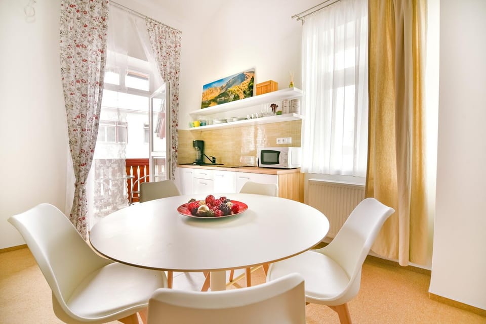 Kitchen or kitchenette, Dining area