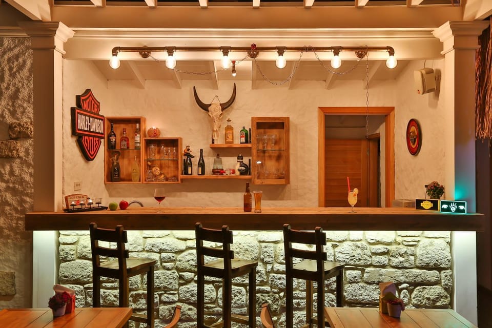 Restaurant/places to eat, Lounge or bar