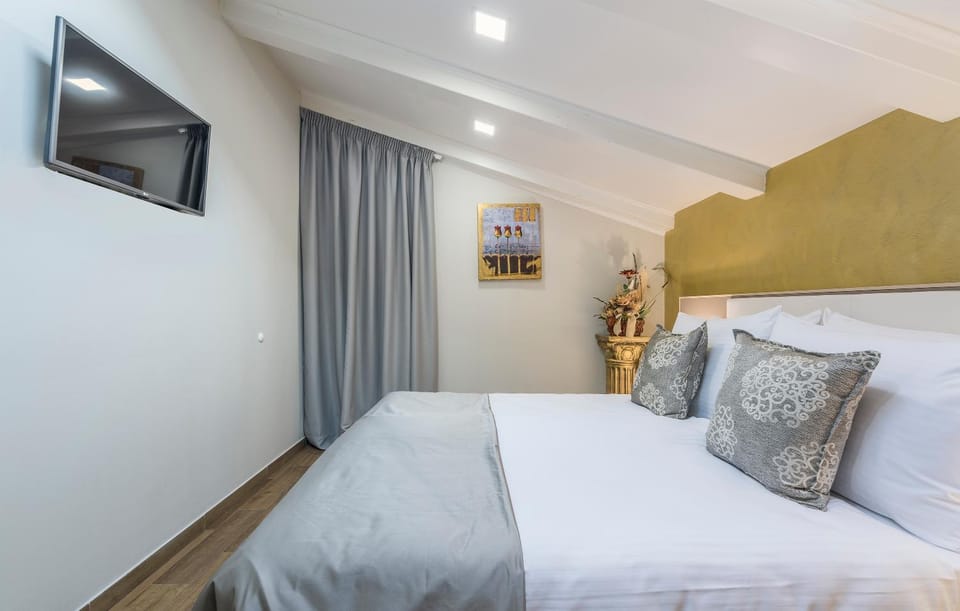 Bed, TV and multimedia, Bedroom