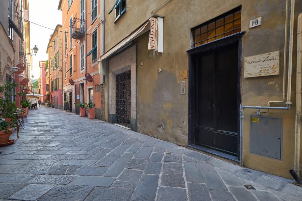 Facade/entrance, Neighbourhood