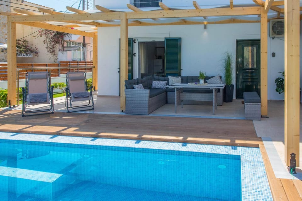 Balcony/Terrace, Seating area, Dining area, Swimming pool, Swimming pool