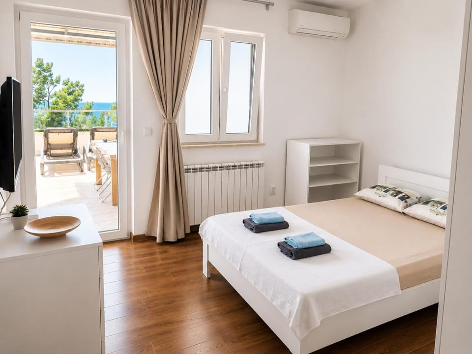 Bed, Photo of the whole room, Bedroom, air conditioner