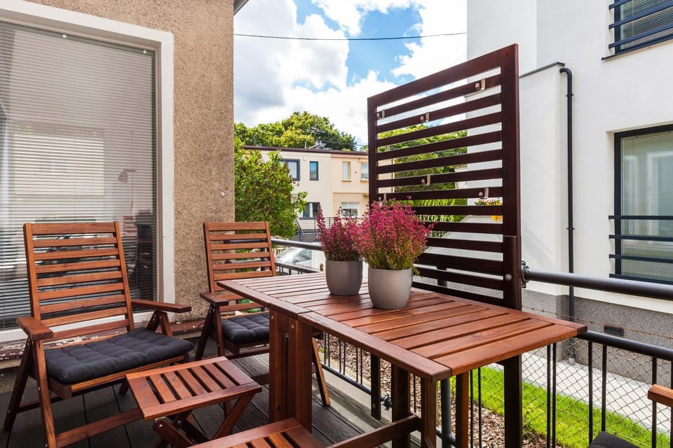Day, Balcony/Terrace, Seating area, Quiet street view