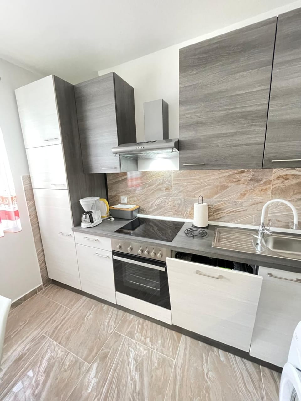 Kitchen or kitchenette, minibar