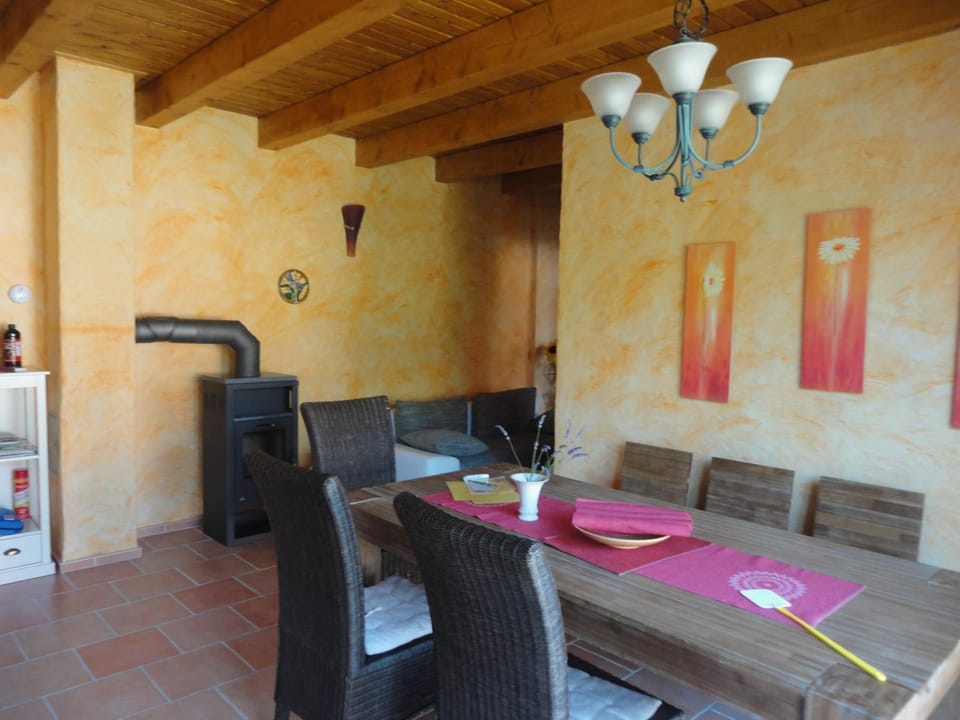 Bed, Kitchen or kitchenette, Seating area, Dining area