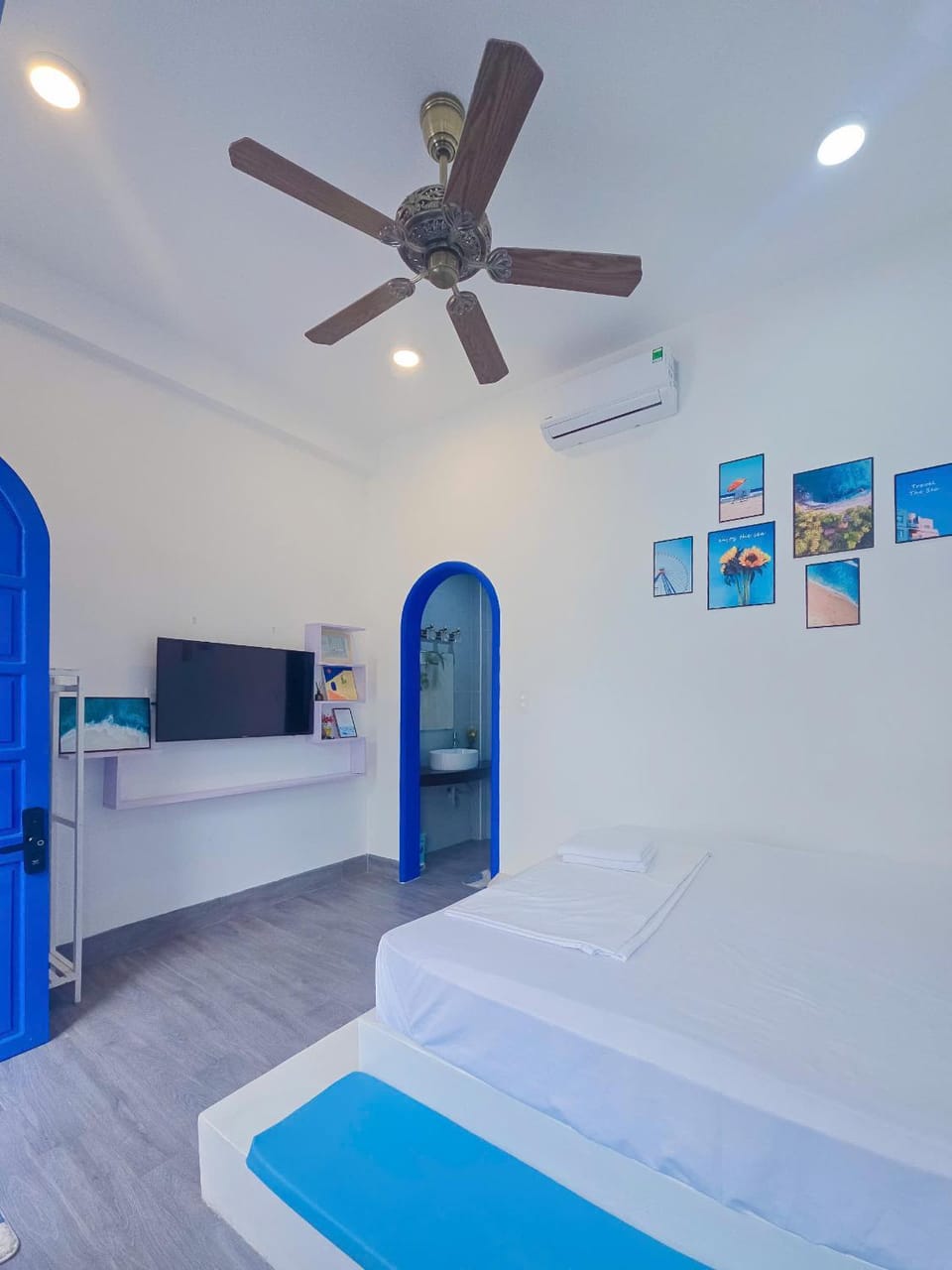 Bed, TV and multimedia, Photo of the whole room, Bedroom, air conditioner