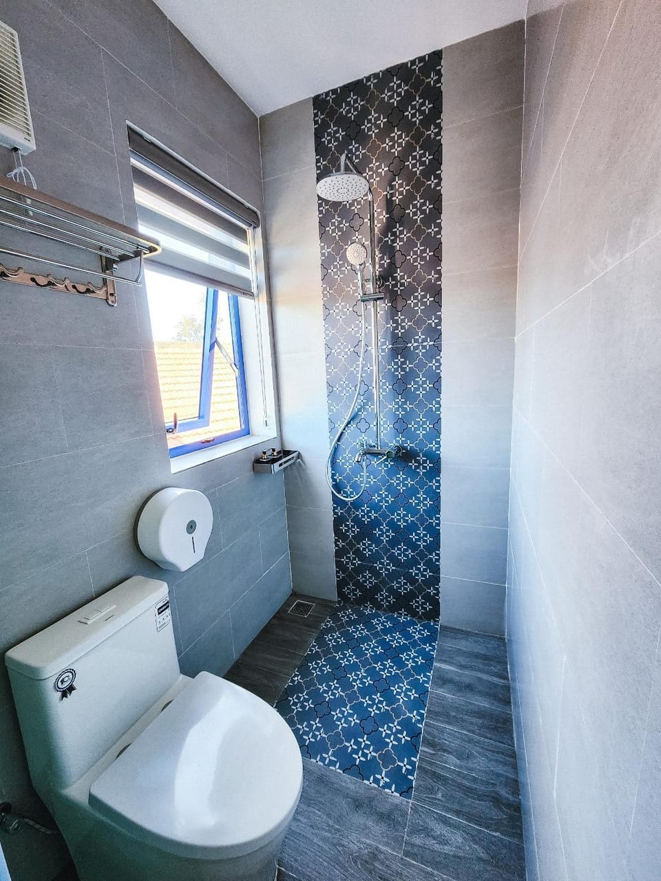 Shower, Toilet