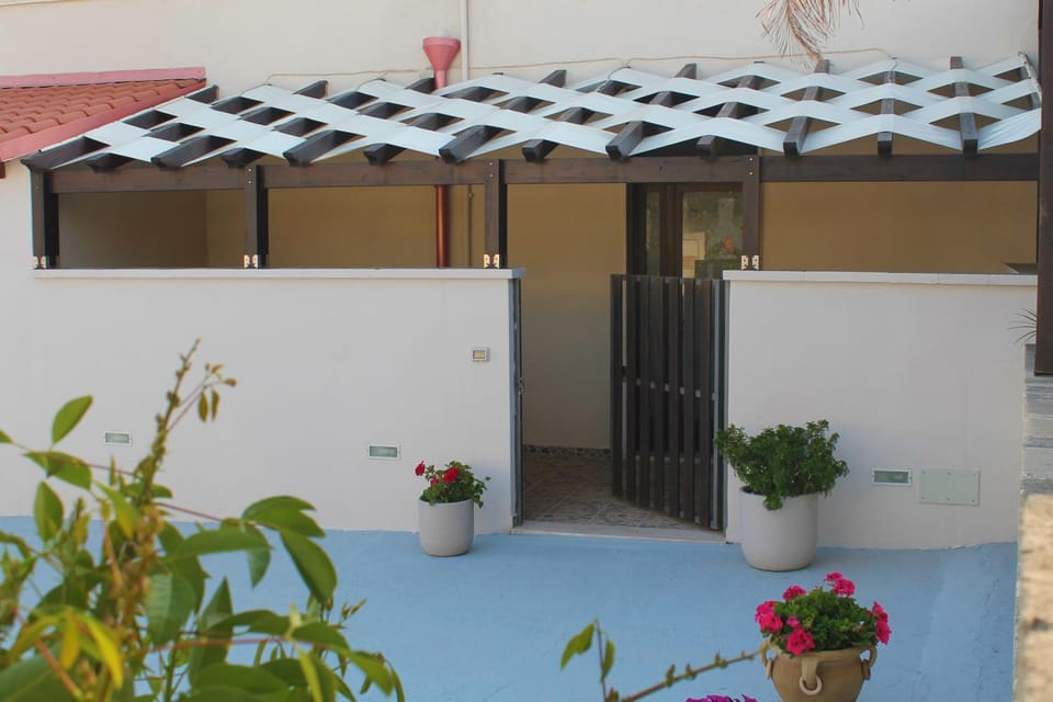 Patio, Facade/entrance
