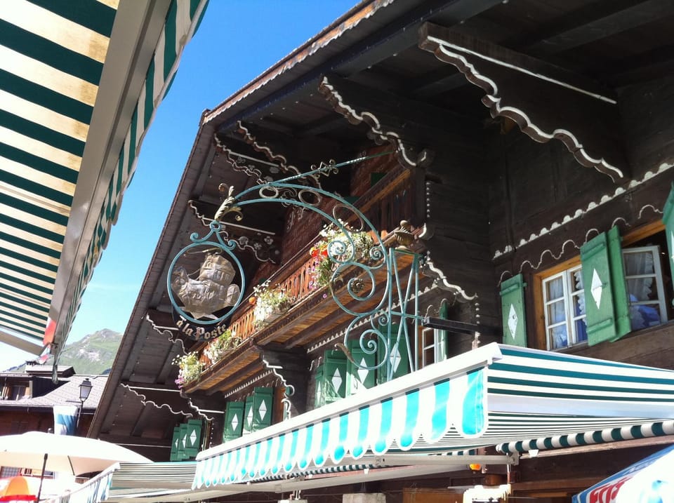Restaurant/places to eat, Facade/entrance, Balcony/Terrace, Decorative detail