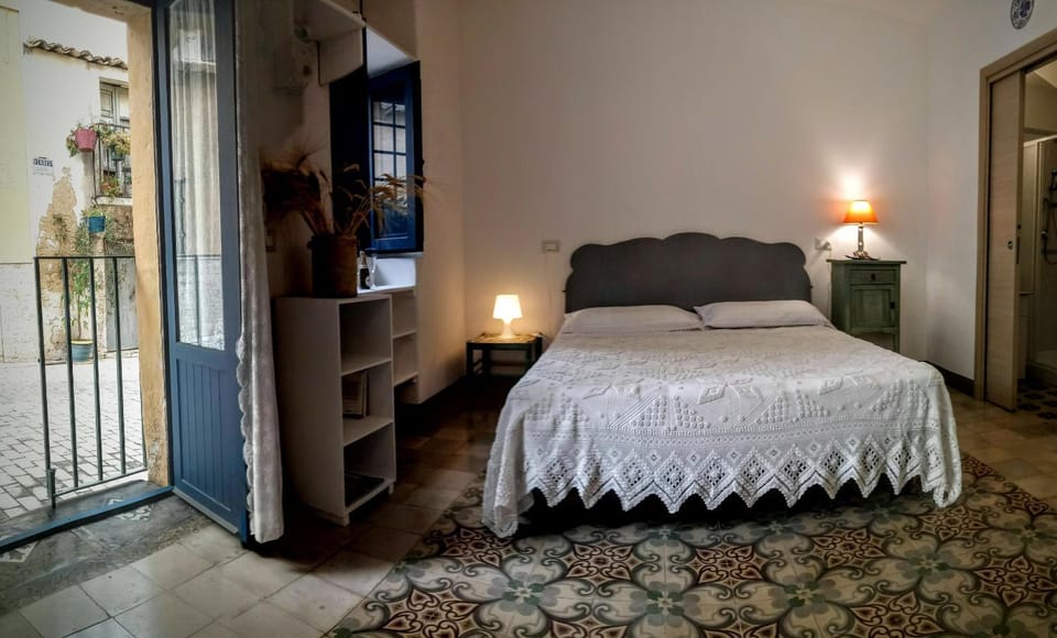 Photo of the whole room, Decorative detail