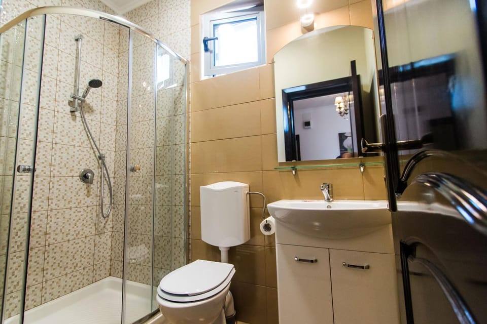 Shower, Toilet, Bathroom, TV and multimedia, Seating area