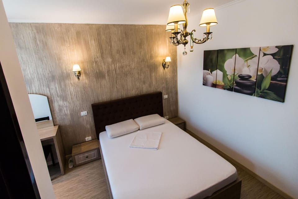 Shower, Toilet, Day, Summer, Bathroom, TV and multimedia, Seating area, On site