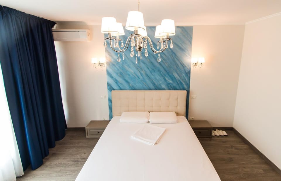 Shower, Toilet, Day, Summer, Bathroom, TV and multimedia, Seating area, On site