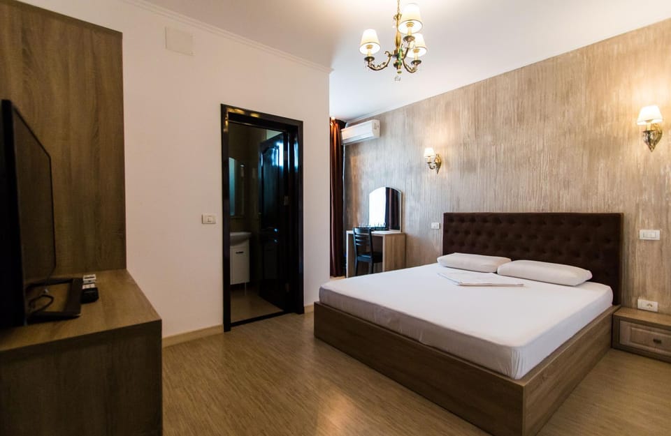 Shower, Toilet, Day, Bathroom, TV and multimedia, Seating area, Dining area, On site, Street view