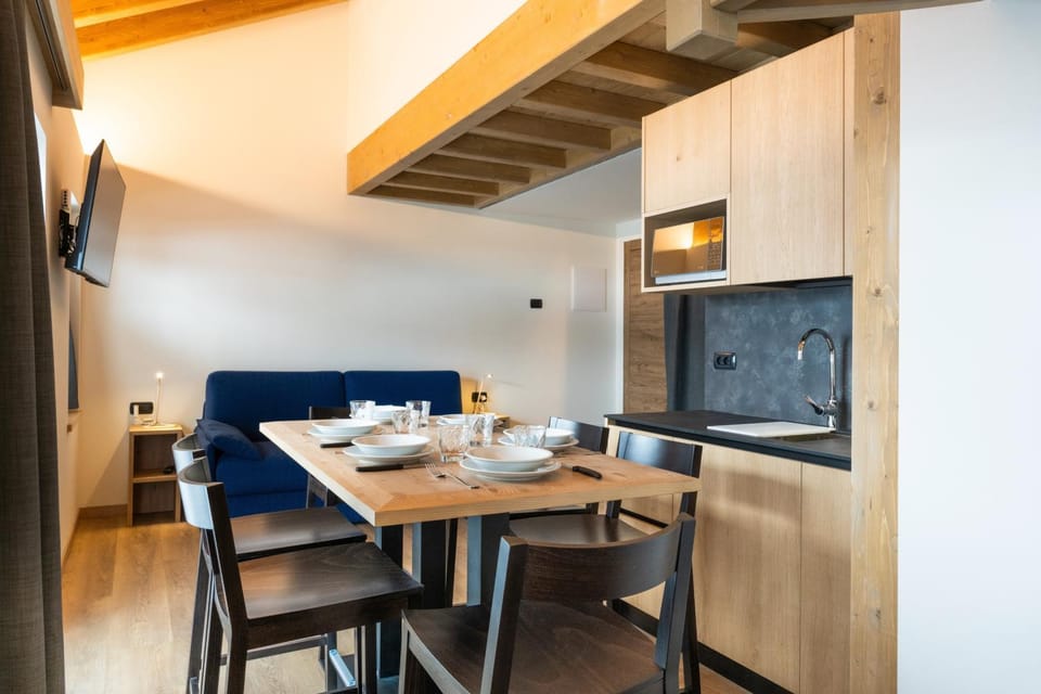 TV and multimedia, Kitchen or kitchenette, Living room, Seating area, Dining area, microwave, stove, kitchen