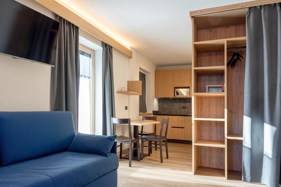 TV and multimedia, Kitchen or kitchenette, Living room, Photo of the whole room, Seating area, Dining area, microwave, kitchen