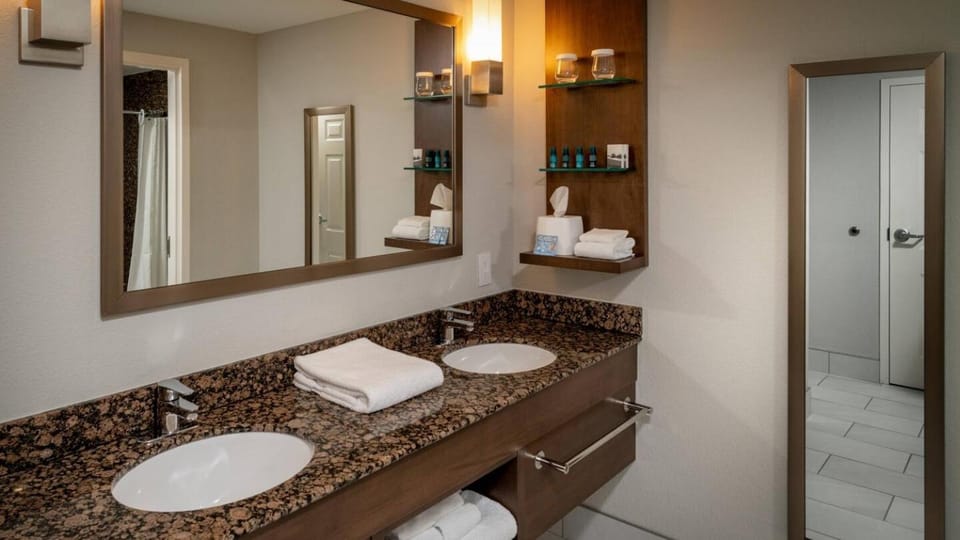 Delta Hotels by Marriott Huntington Mall Hotel in Pea Ridge