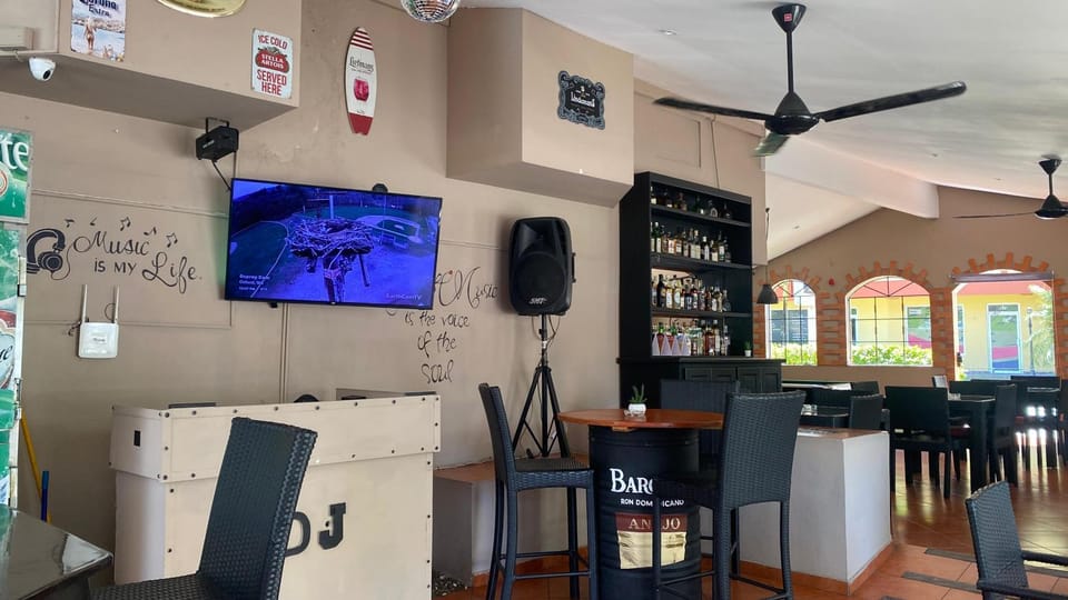 Restaurant/places to eat, Communal lounge/ TV room, TV and multimedia