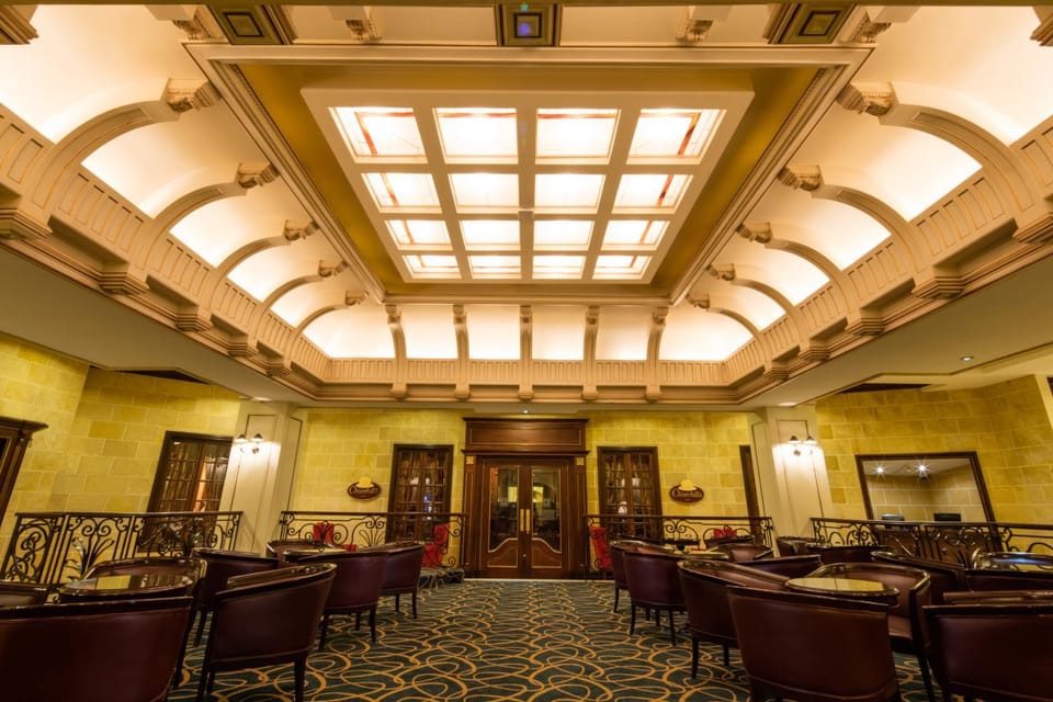 Restaurant/places to eat, Lounge or bar