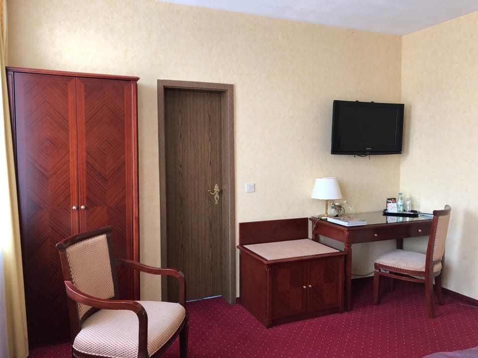 Photo of the whole room, Decorative detail